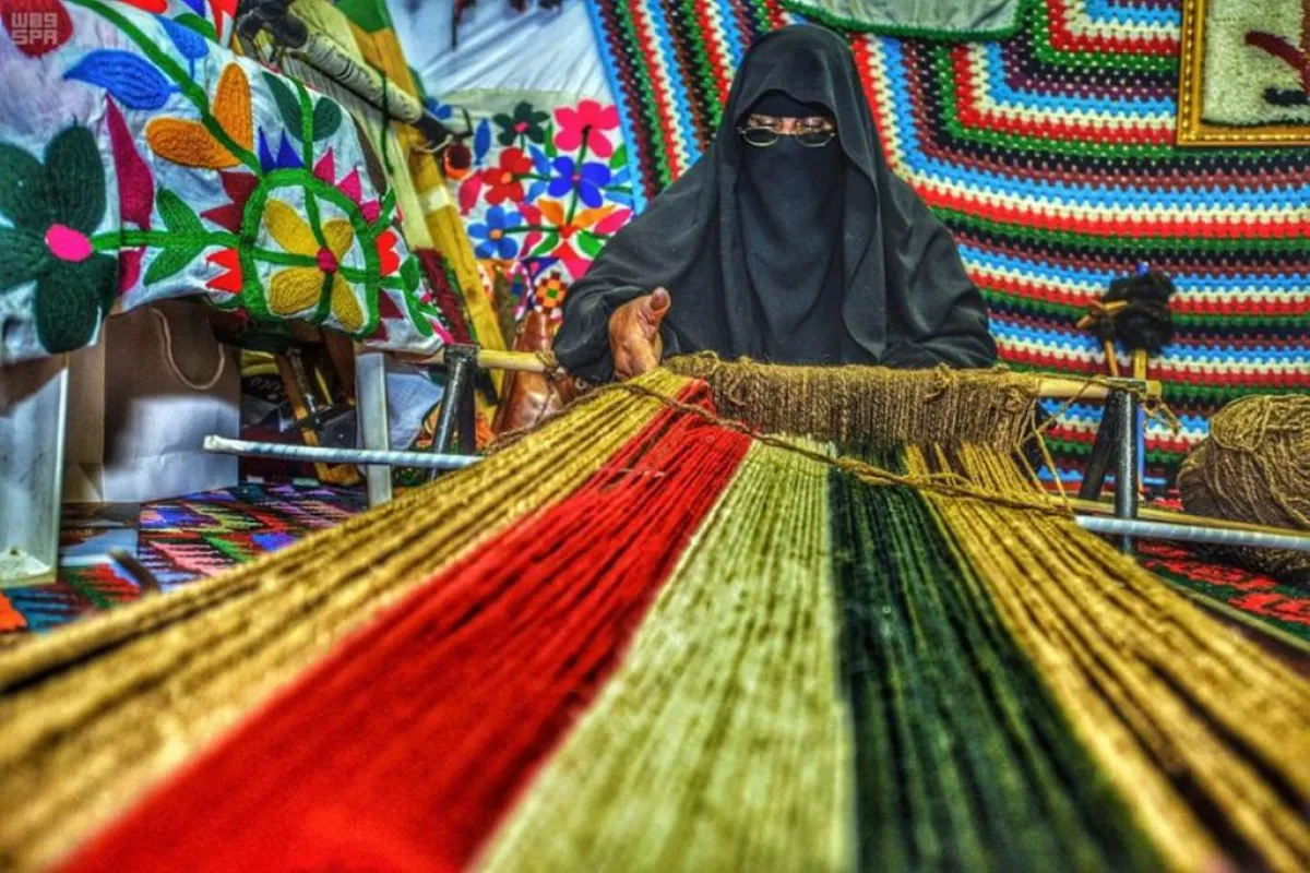 70حرفيًّا وحرفية يعرضون الصناعات اليدوية بعكاظ