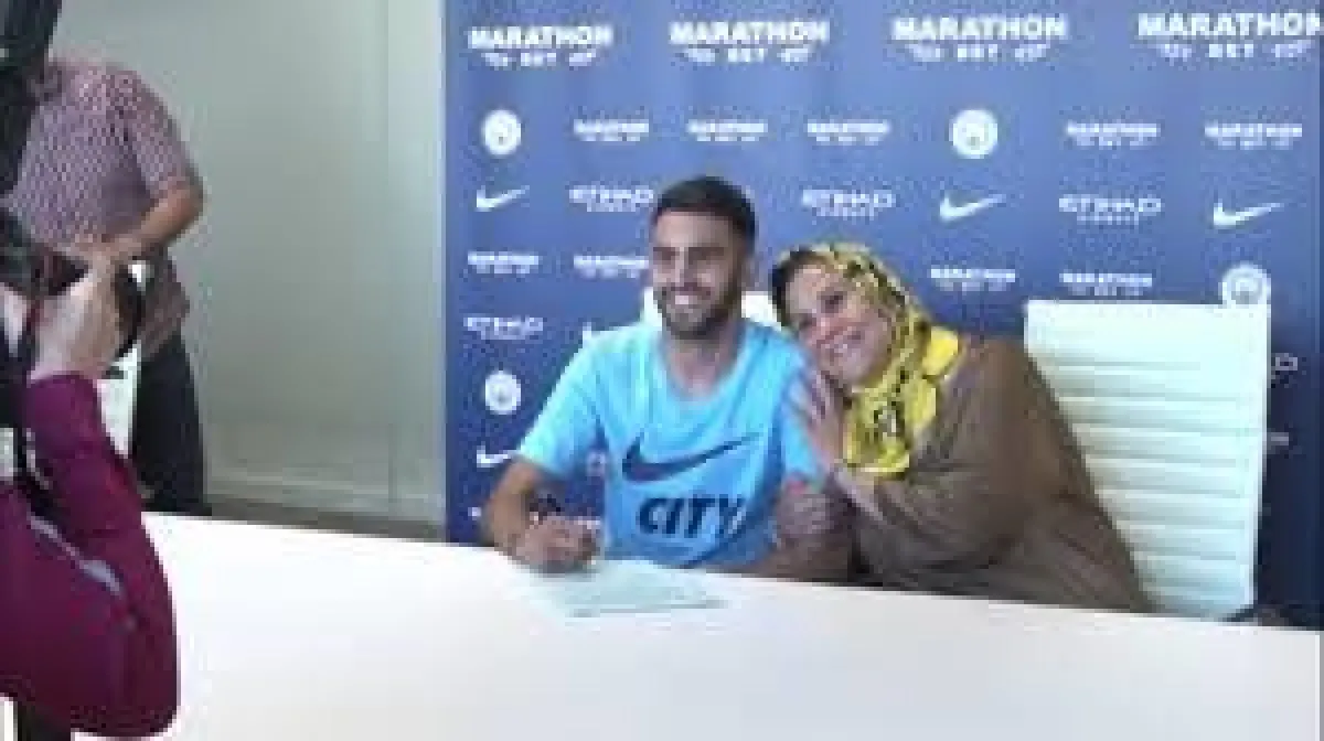 سعادة والدة محرز خلال المؤتمر الصحفي.jpg