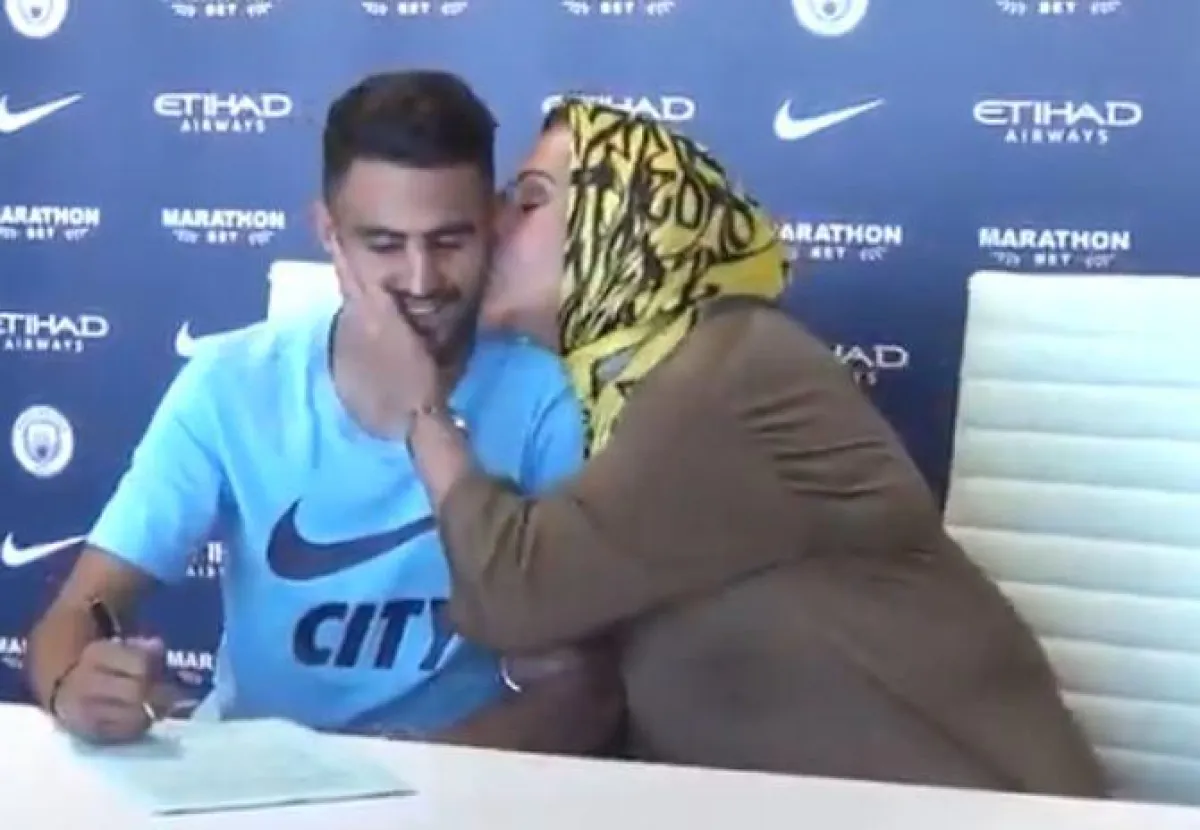 والدة محرز خلال الإعلان.png
