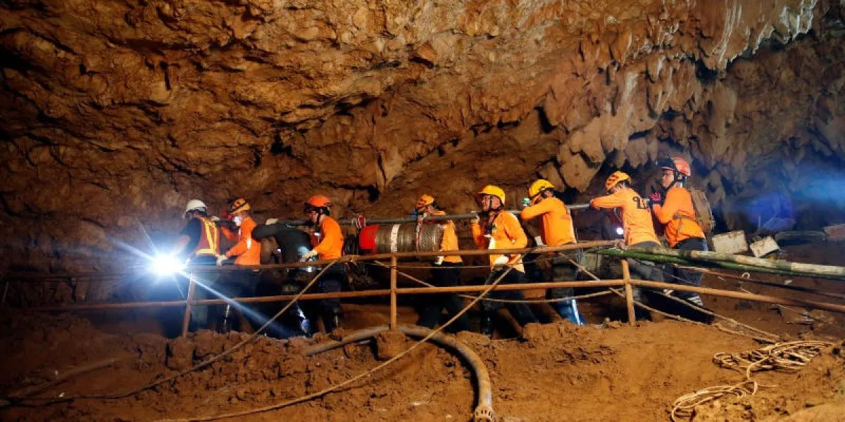 من عملية إنقاذ فتية الكهف.jpg