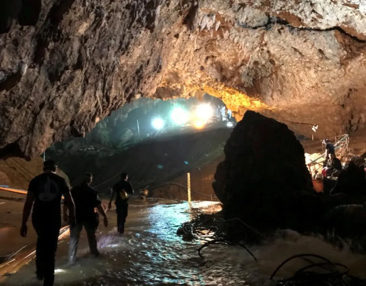 عمال الإنقاذ بالكهف.jpg