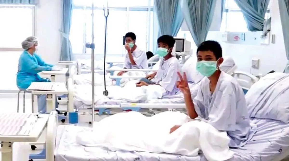 في المشفى بعد أن تم إنقاذهم.jpg