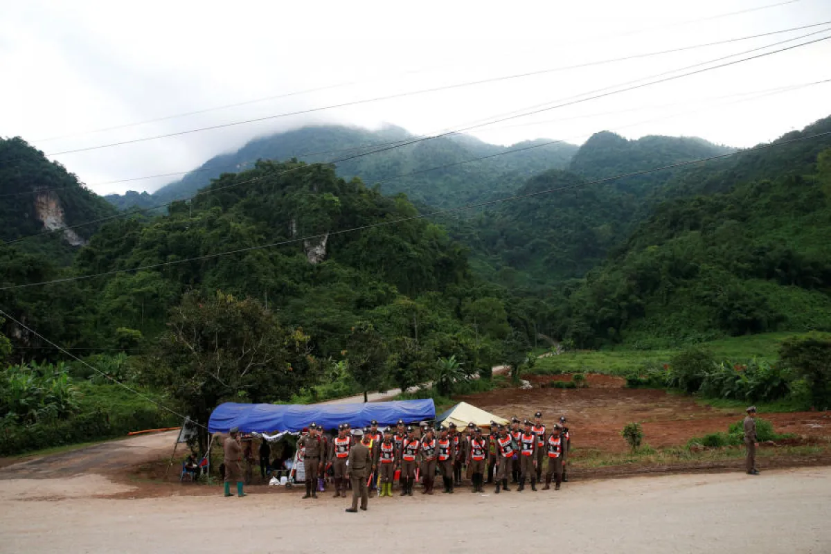 الشرطة تحرس الطريق المؤدي إلى الكهف.jpg