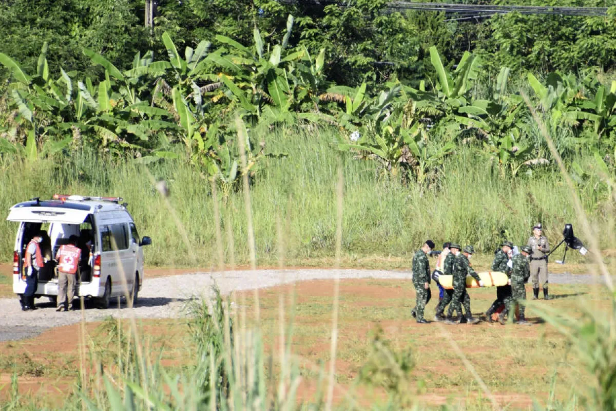 الإسعاف يحمل أحد الفتية.jpg