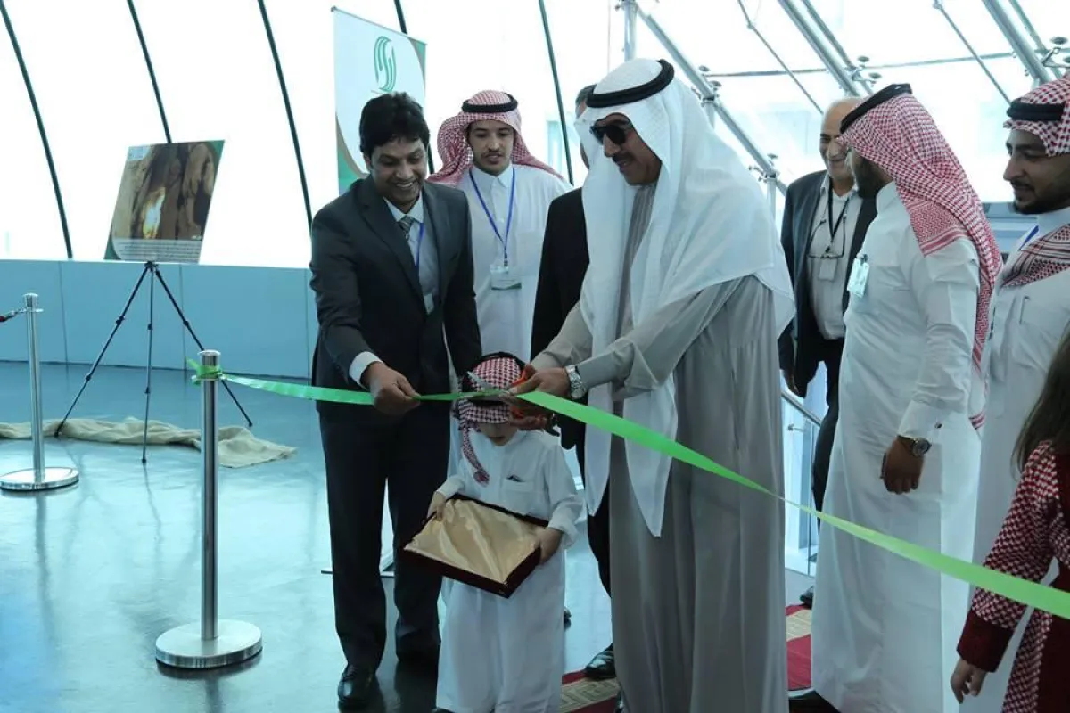 الملحق الثقافي راشد النابت يفتتح المعرض.jpg
