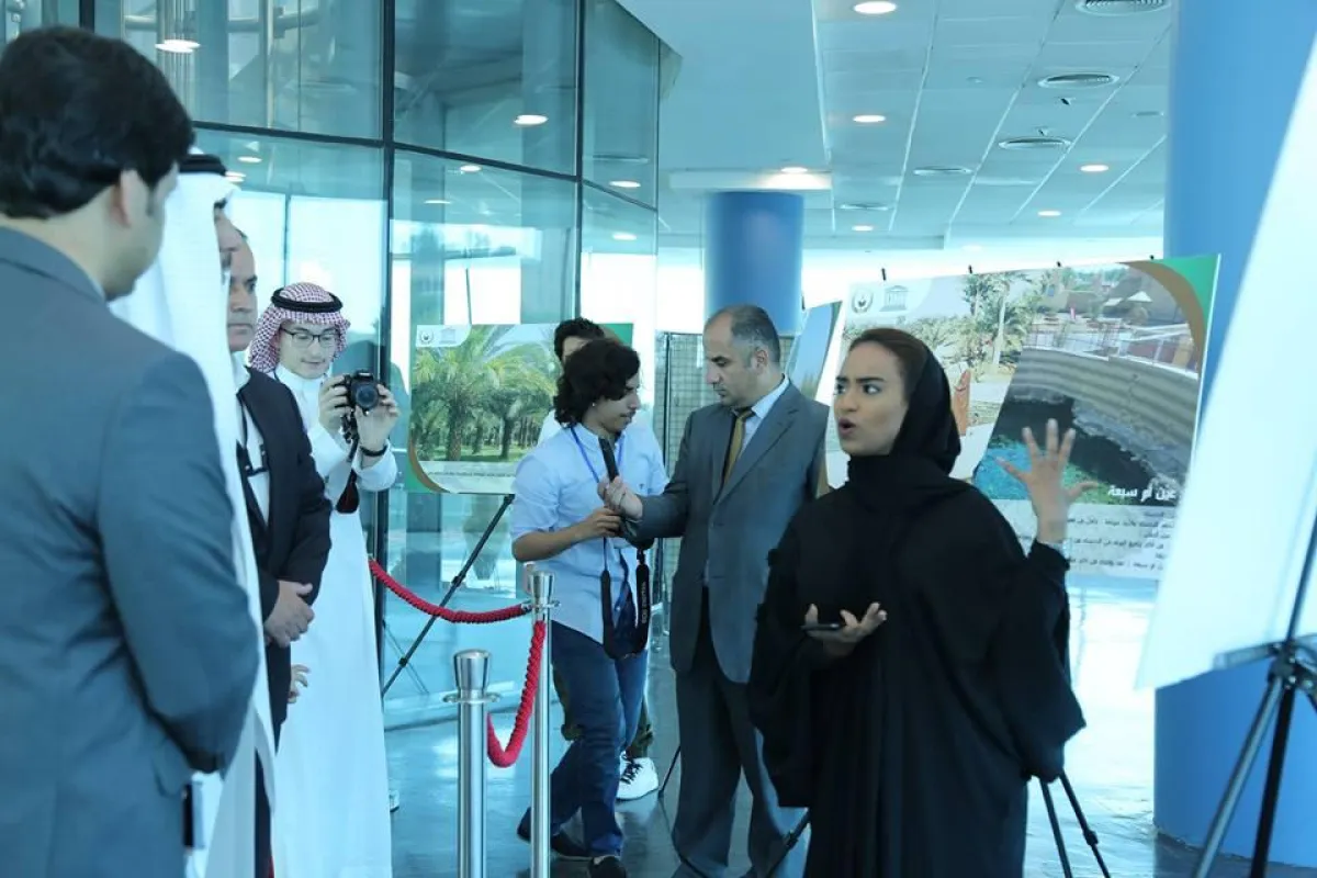 الطلبة السعوديون يقدمون شرحاً عن المناطق الأثرية.jpg