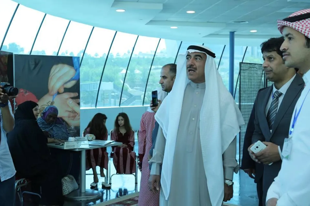 سعادة راشد النابت خلال جولته في المعرض.jpg