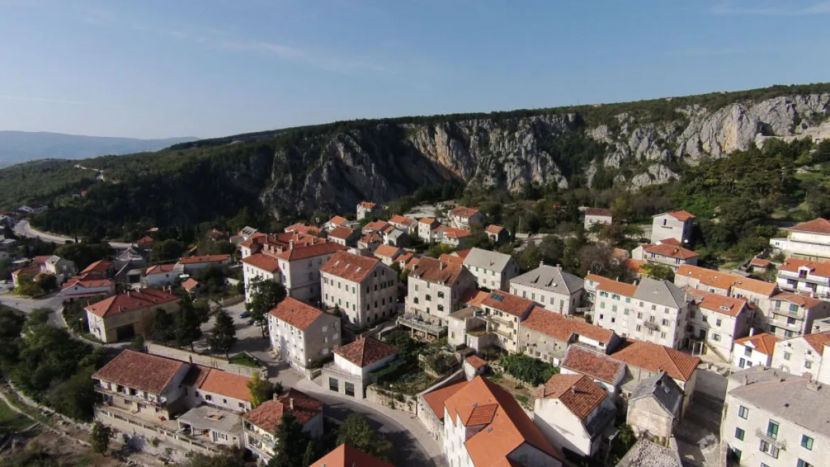 قرية إيموتسكي مسقط رأس اللاعب الكرواتي ريبيتتش.jpg