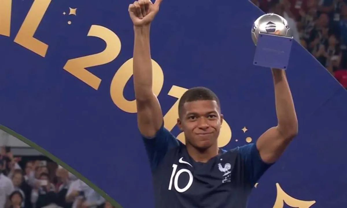 اللاعب الفرنسي كيليان مبابي مع جائزة أفضل لاعب شاب.jpg