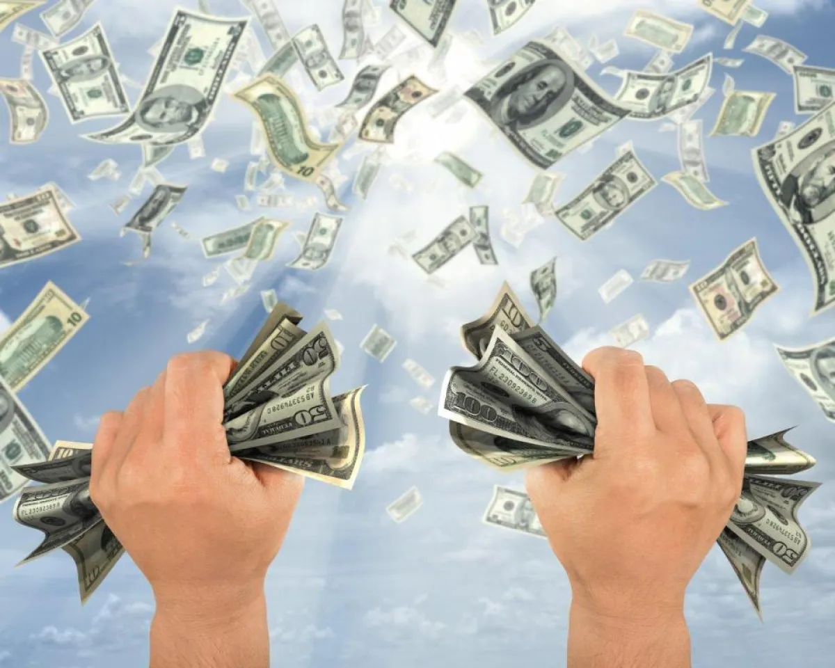 خلافات مالية تدفع شاباً إلى مقاضاة أمه!