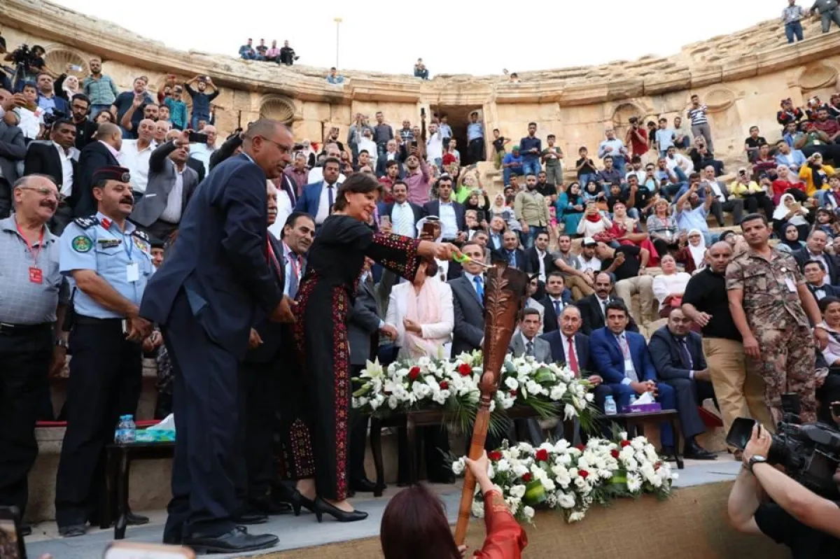 الوزيرة عنّاب توفد شعلة المهرجان.jpg