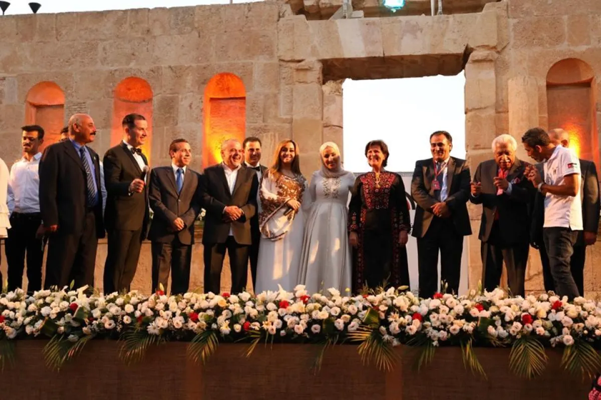 الفنانون المشاركون بمغناة وطن الشرفاء من الافتتاح.jpg