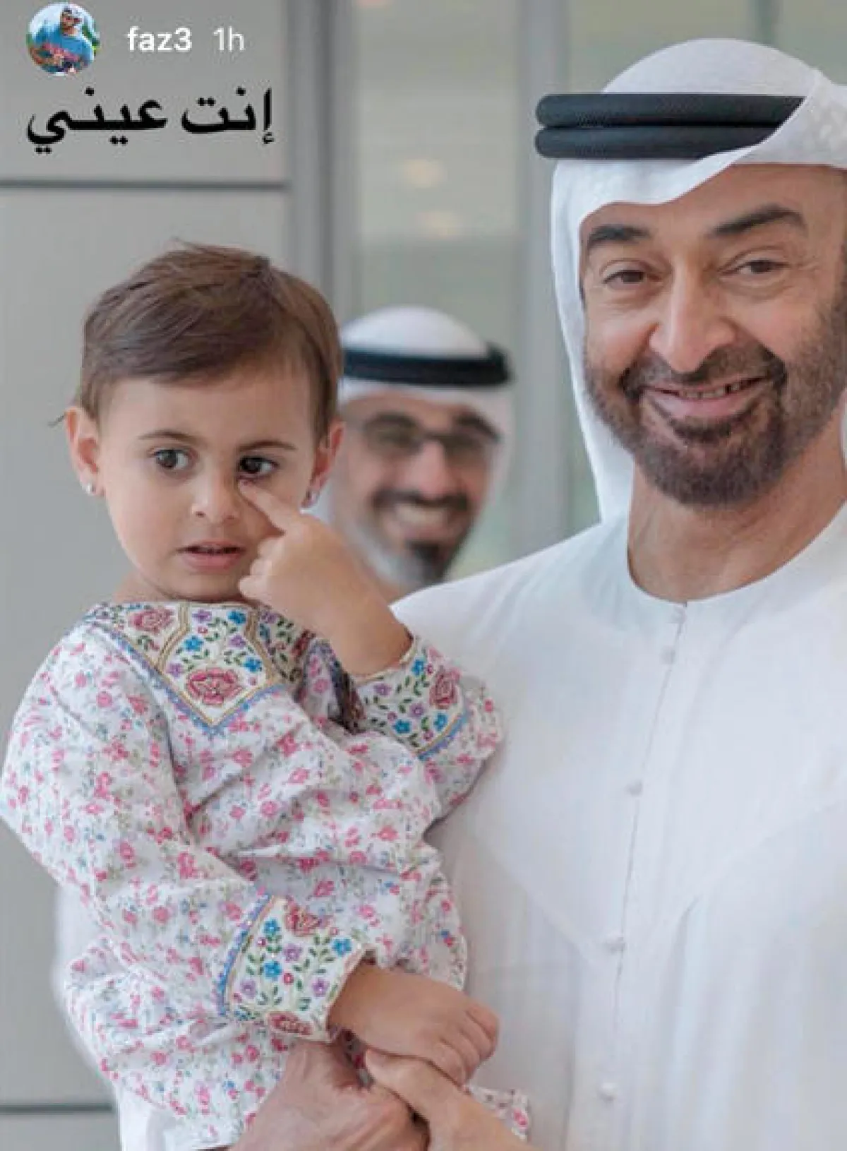 محمد بن زايد يحمل حفيدته.. وحمدان بن محمد معلقاً: "إنت عيني"