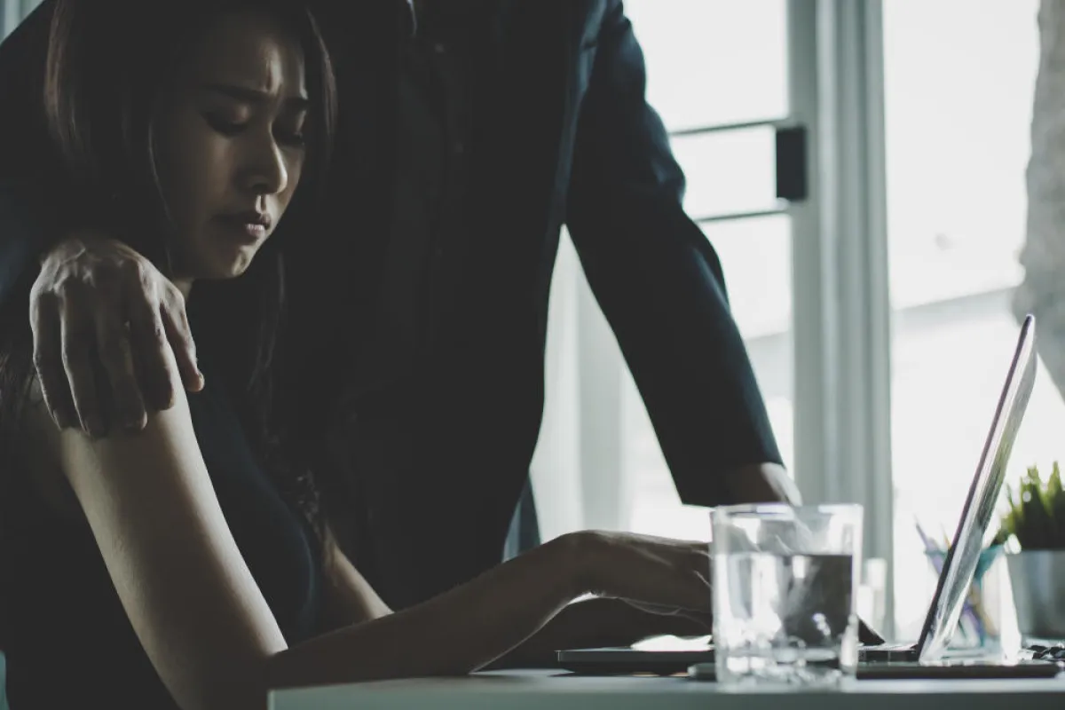 موظفة تتهم مديرها بالتحرش