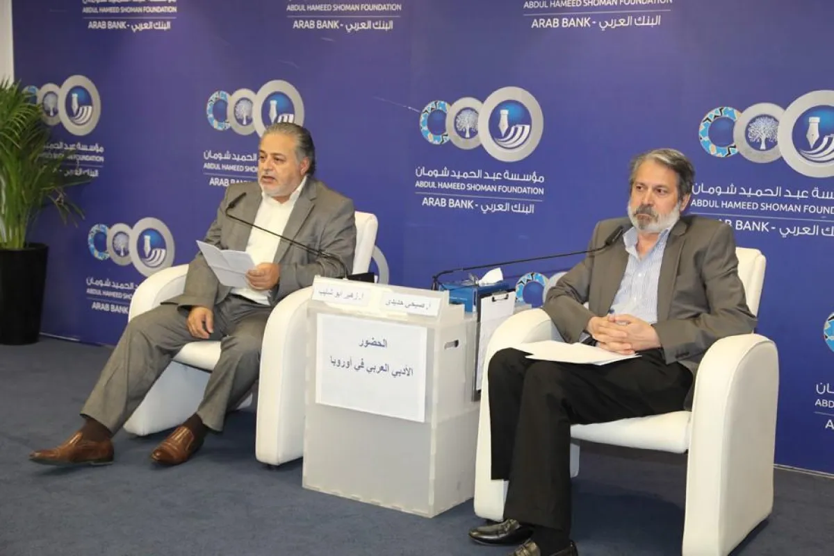 الشاعر أبو شايب يقدم حديدي.jpg