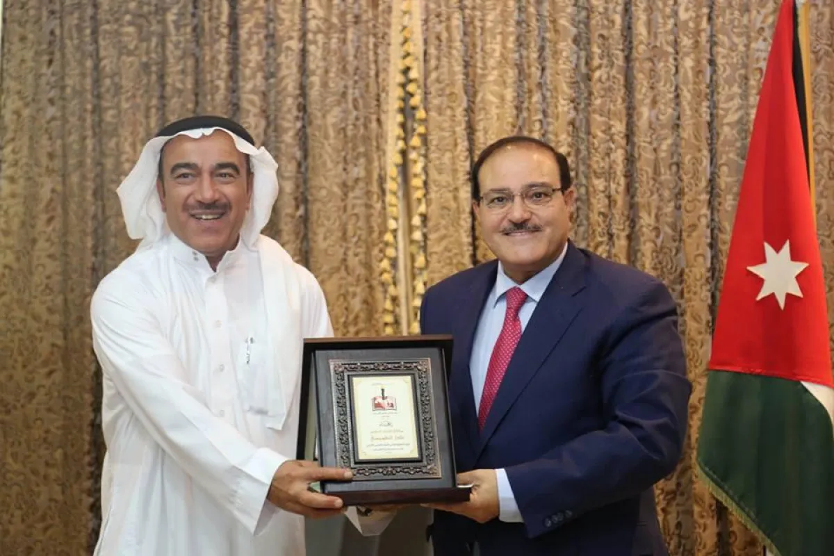 النابت يُسلم الوزير الطويسي درعاً تكريمياً.jpg