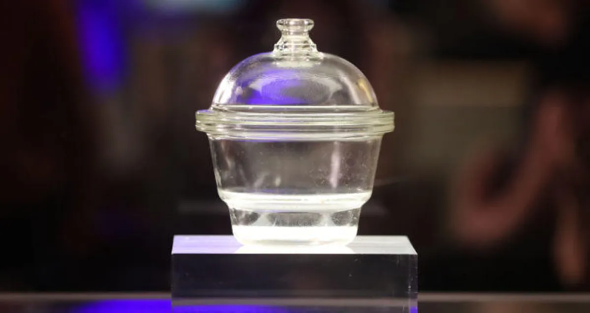 قاروة الزجاج المستخدمة في أول عملية تلقيح اصطناعي قبل 40 عامًا، موجودة في متحف العلوم بلندن.jpg