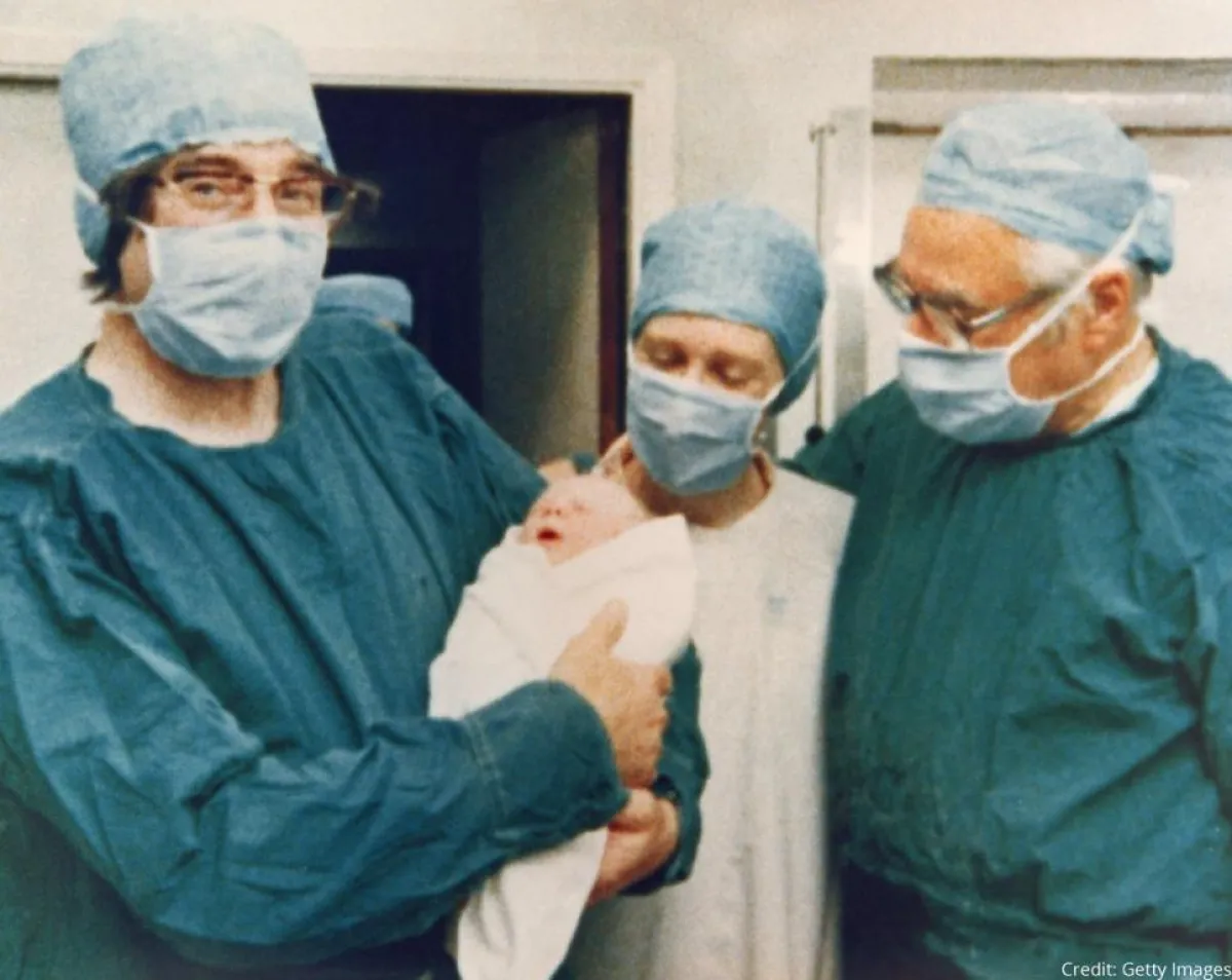 لويز براون، أول طفلة أنبوب في العالم يوم ميلادها.jpg