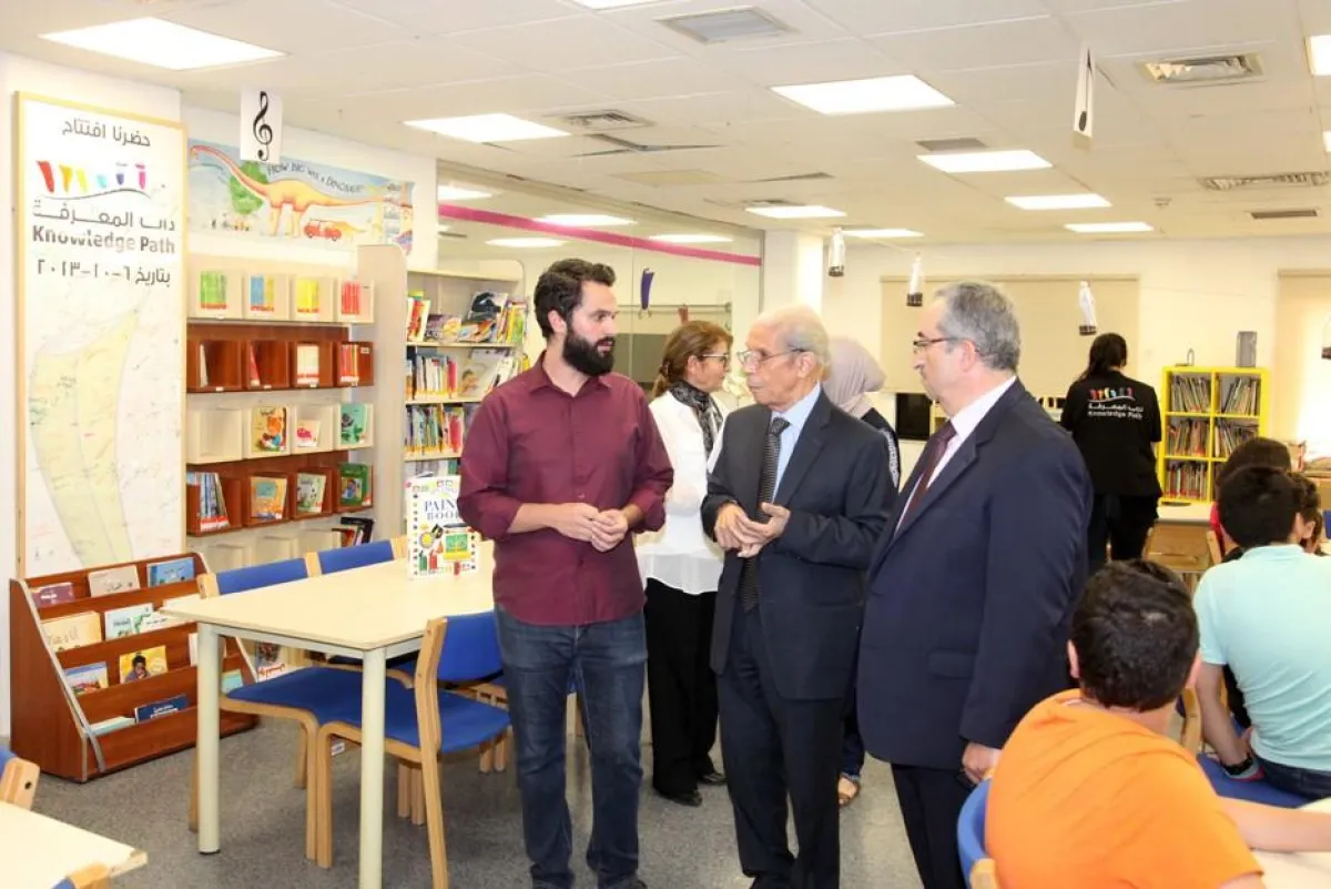 الشاروني برفقة عدد من الحضور.jpg