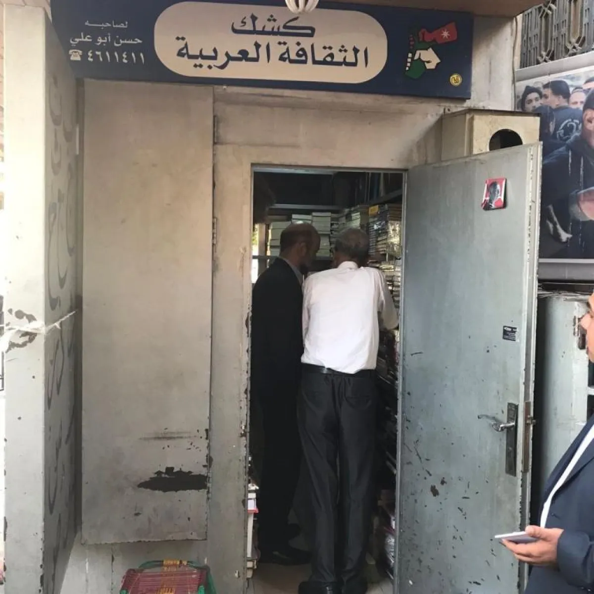 رئيس الوزراء يتفقد كشك الثقافة.jpg