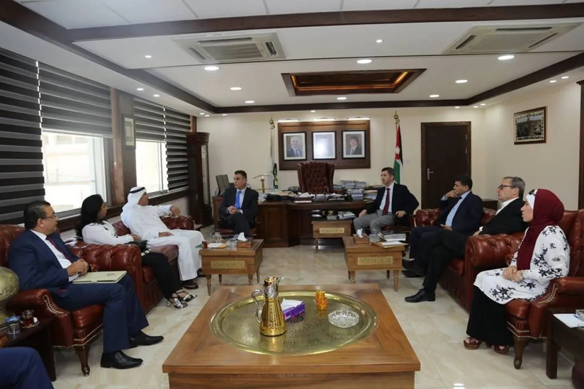 الملحقون والمستشارون الثقافيون مع رئيس الجامعة.jpg