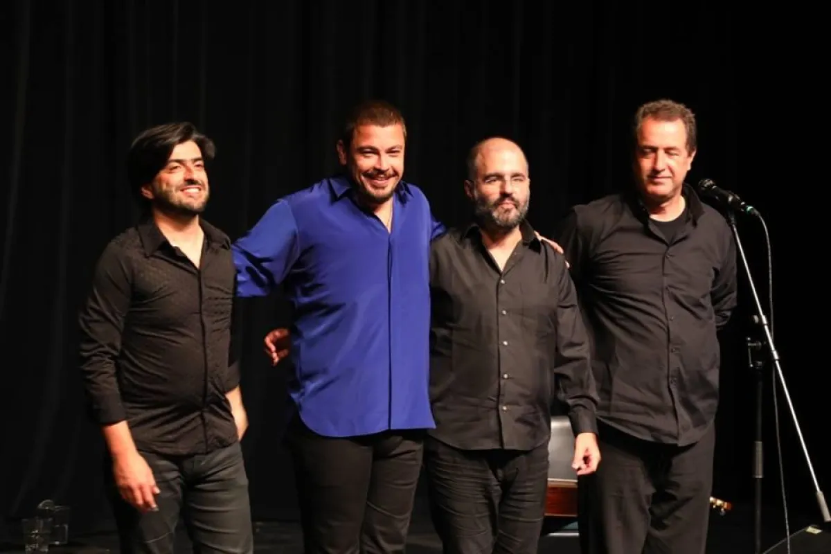 ريبيرو برفقة فرقته الموسيقية.jpg