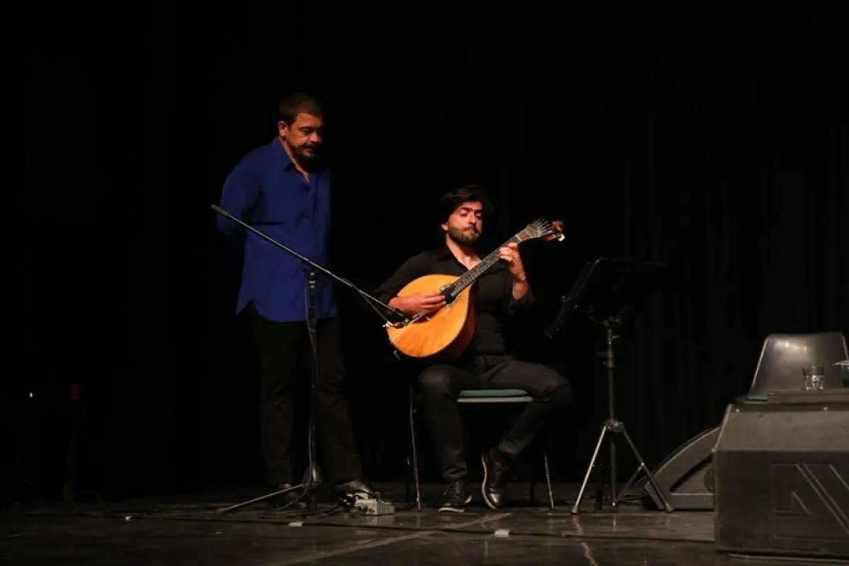 ريبيرو مع عازف غيتار الفادو.jpg