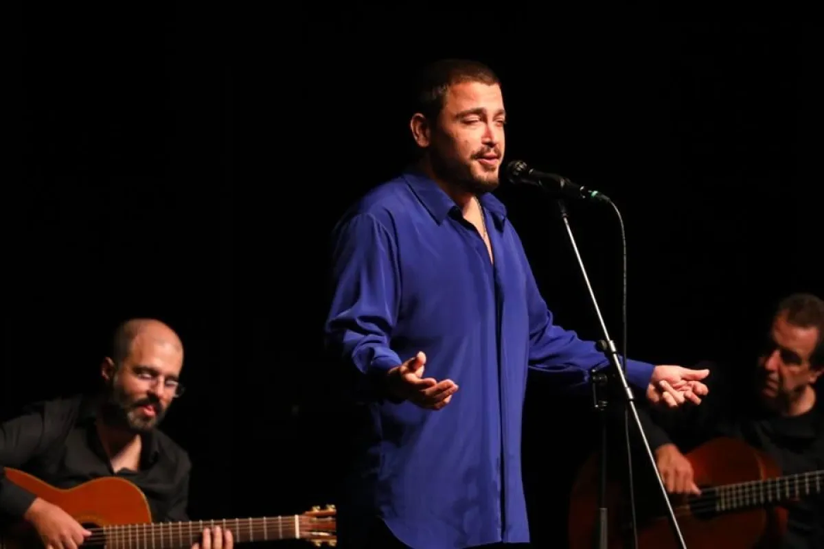 مغني الفادو يقدم أعماله في العاصمة عمان.jpg