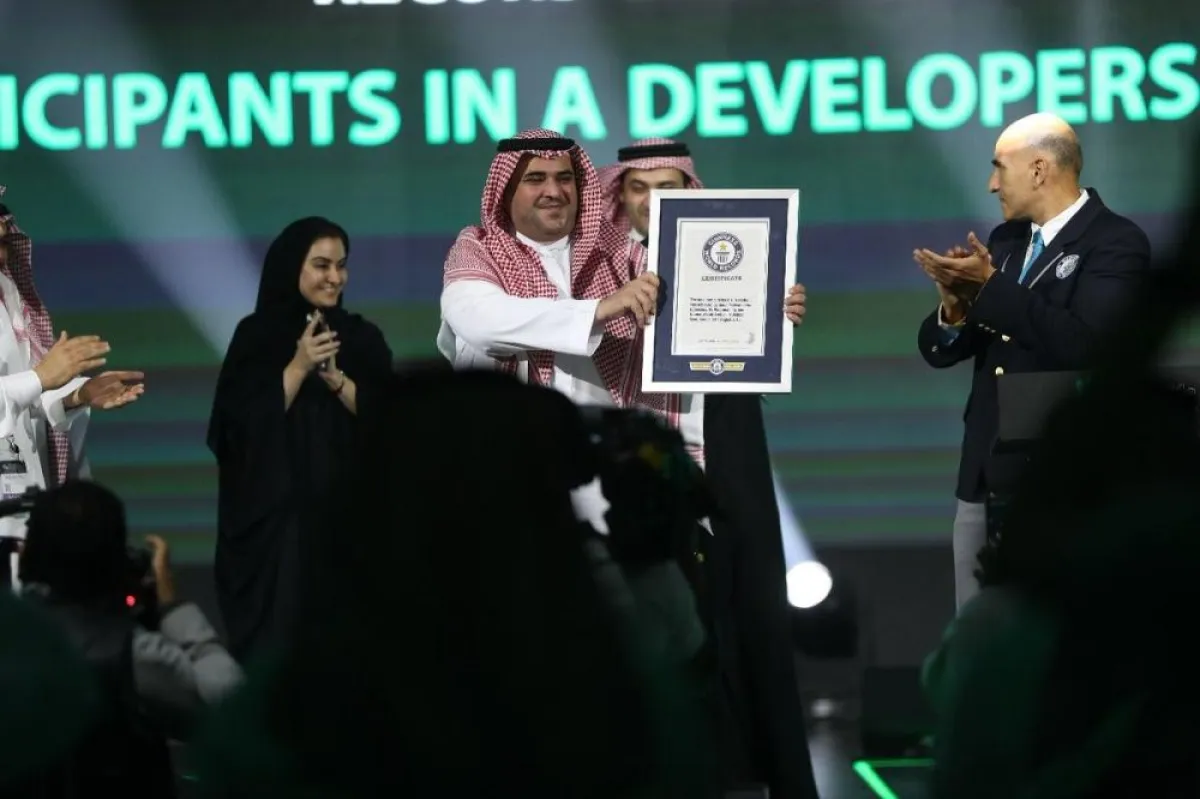 المستشار سعود القحطاني يتسلّم درعًا تذكاريًّا من غينيس