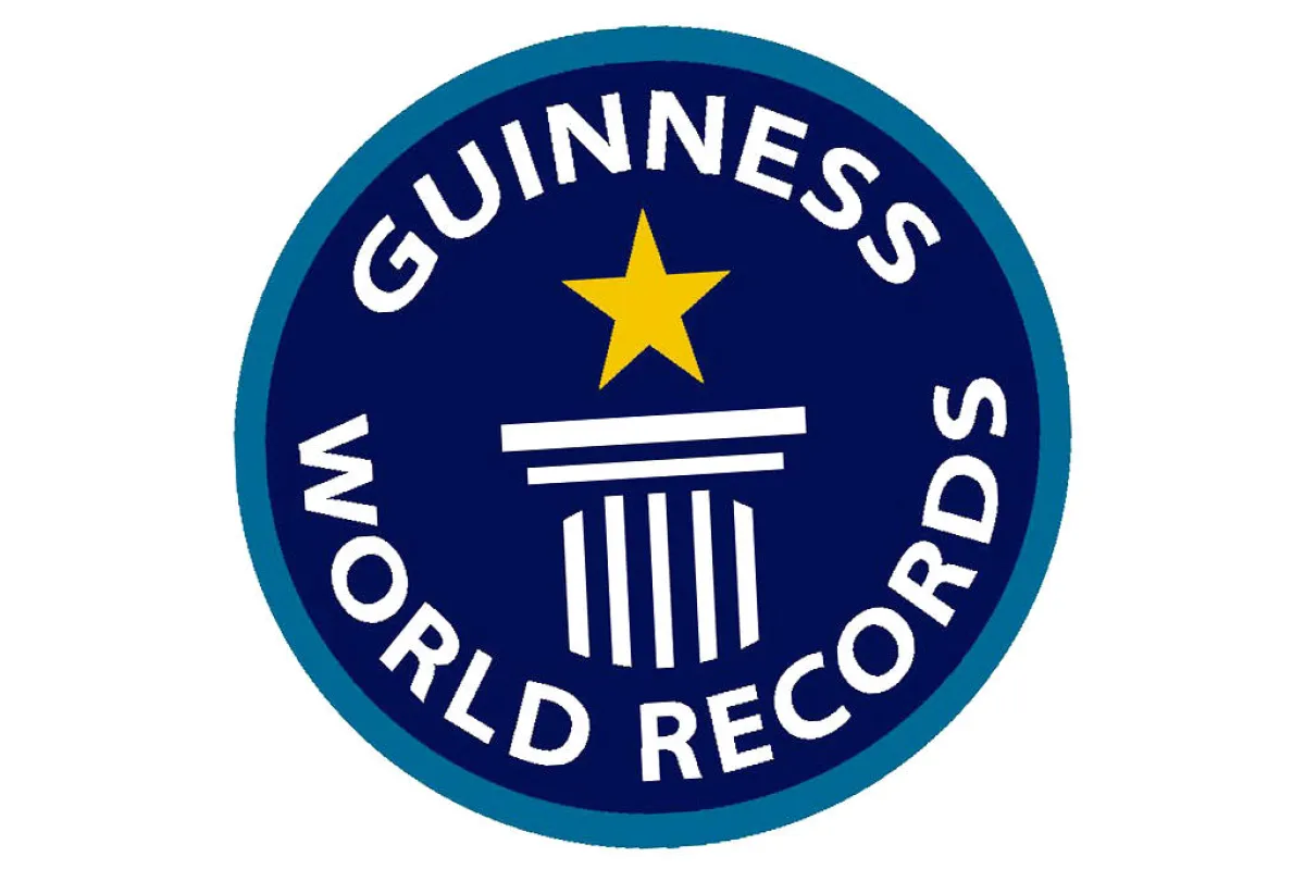 موسوعة غينيس تسلم القحطاني درعا تذكاريًّا.jpg