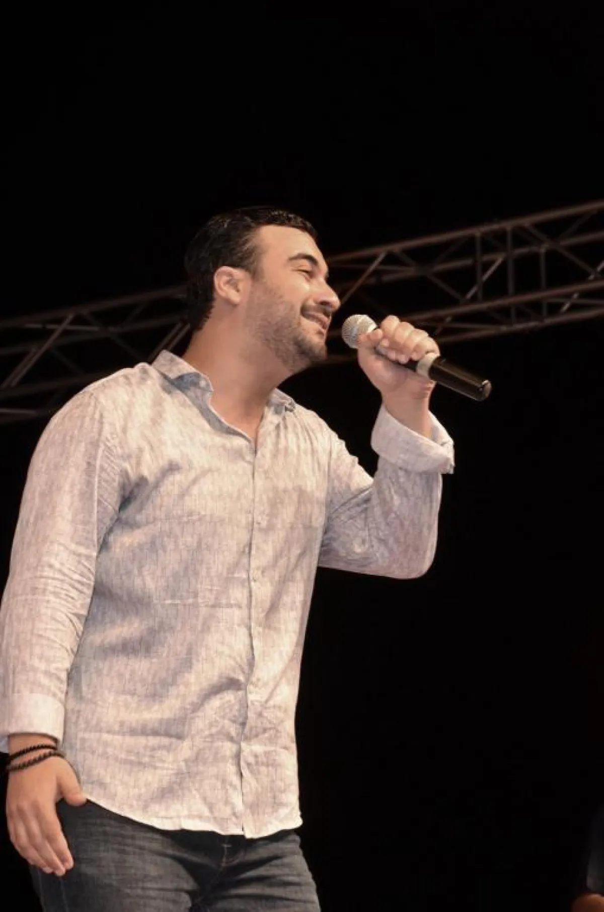 الفنان نصر مكري على منصة صيف الاوداية1. JPG