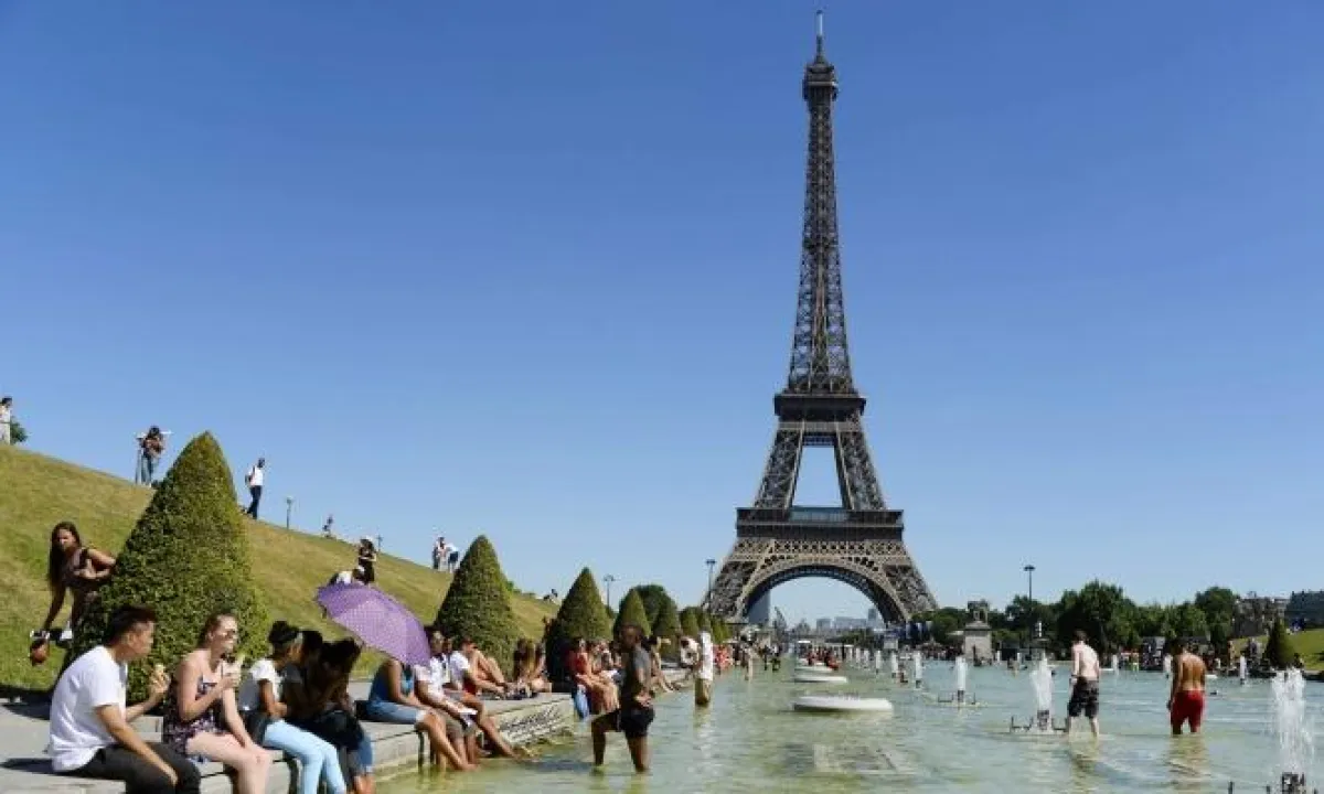 كل عام يصعد أكثر من ستة ملايين سائح لبرج إيفل.jpg