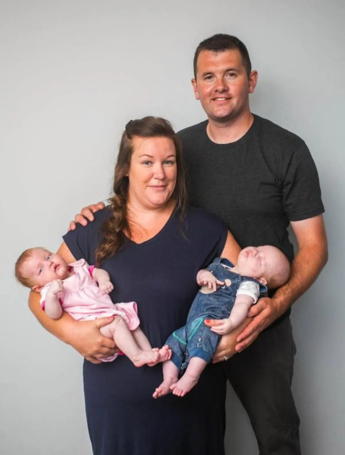 جنيفر وزوجها أندرو وطفليها.jpg