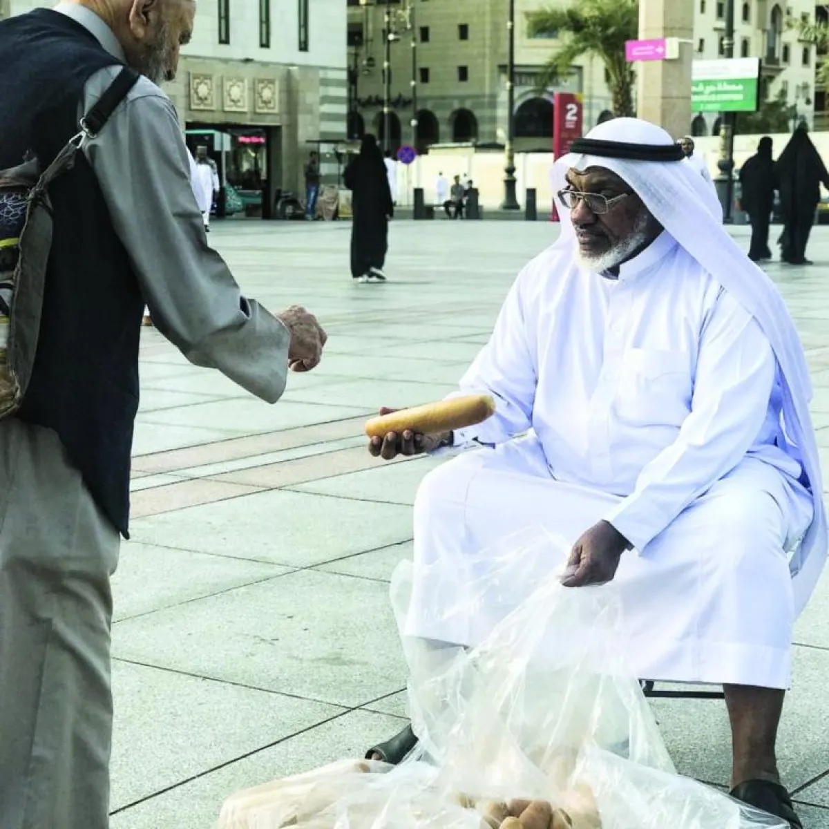 ضابط متقاعد يوزع الإفطار على زوار المسجد النبوي