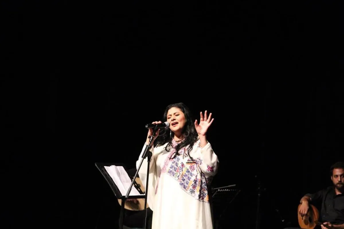 سناء موسى تقدم إحدى أعمالها.jpg