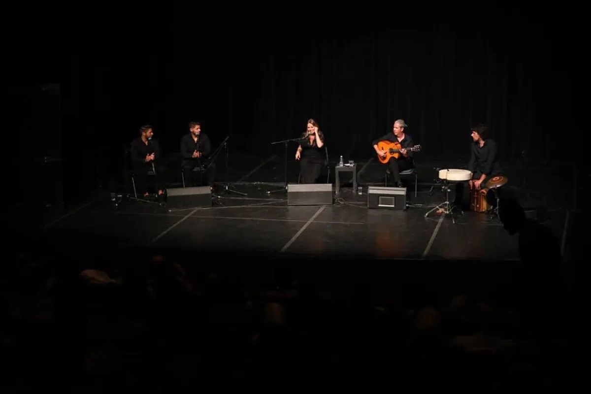 ماركيز مع فرقتها الموسيقية.jpg