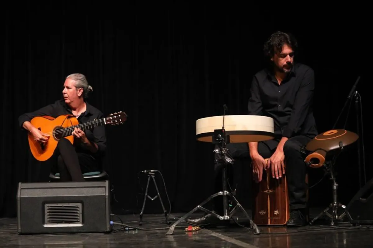 عازف الجيتار والكاخون من فرقة ماركيز.jpg