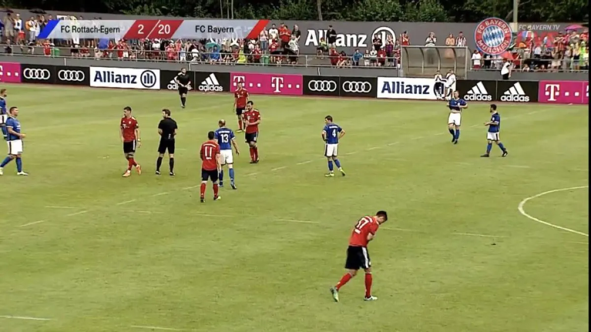 من إحدى لحظات المباراة بين الفريقين.jpg