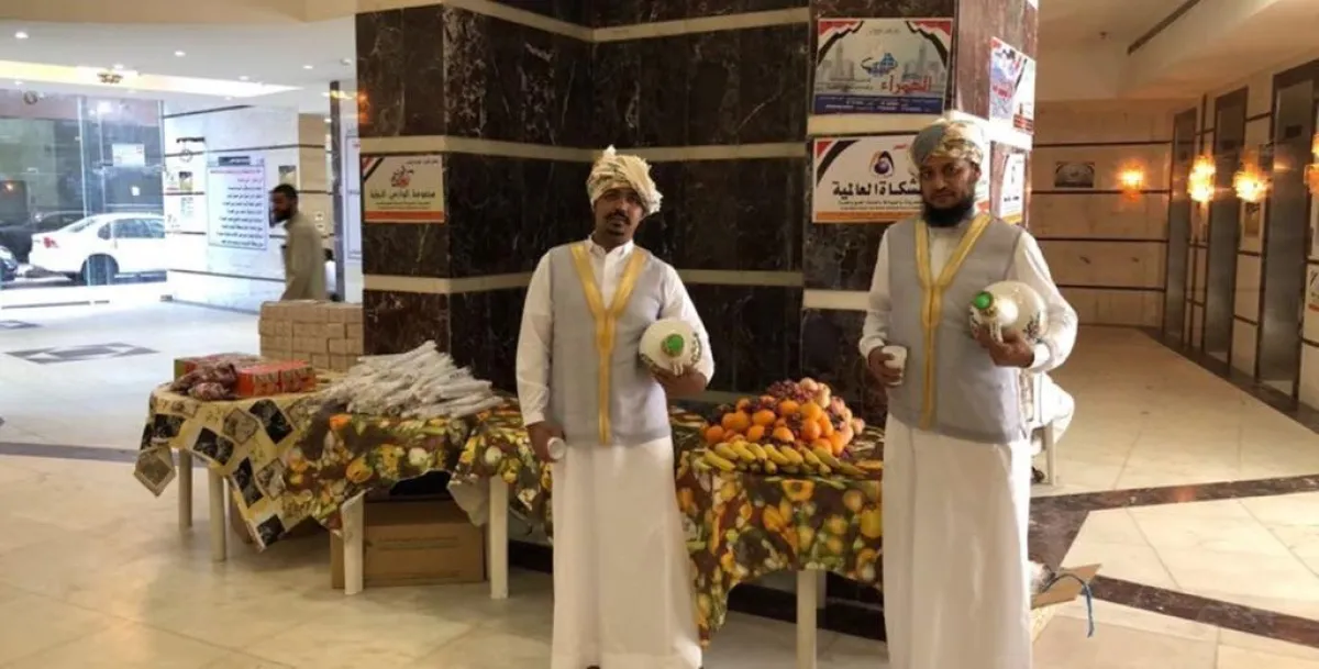 استقبال حجاج اليمن بماء زمزم والهدايا