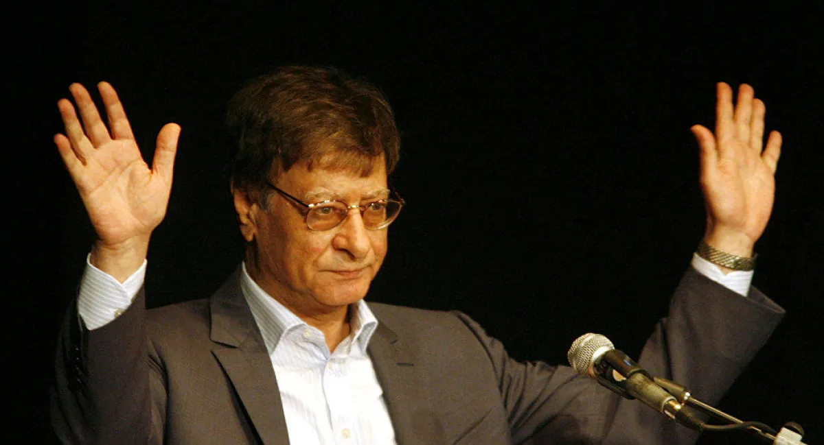 درويش من أحد أمسياته الشعرية السابقة.jpg