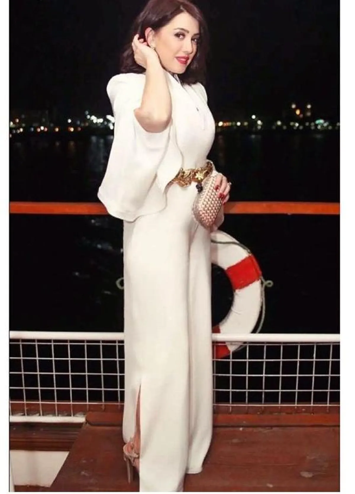 كندة علوش في جمبسوت باللون الأبيض