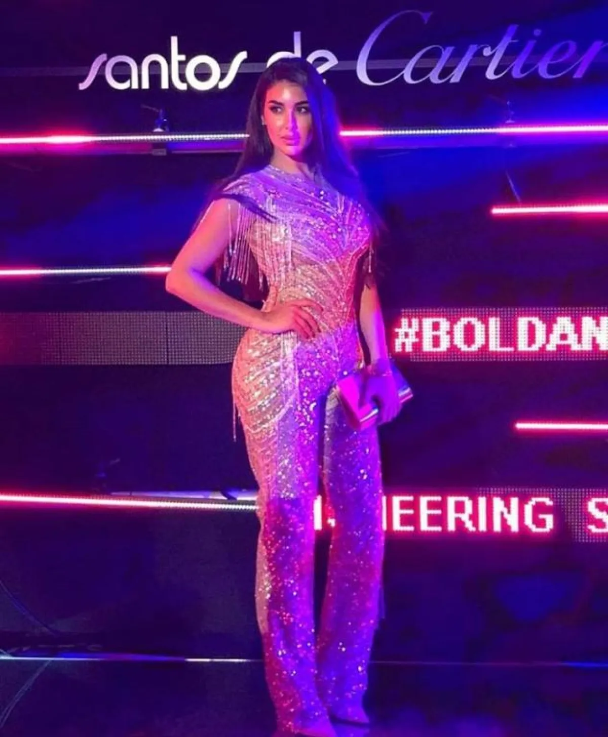 ياسمين صبري في جمبسوت براق ذهبي