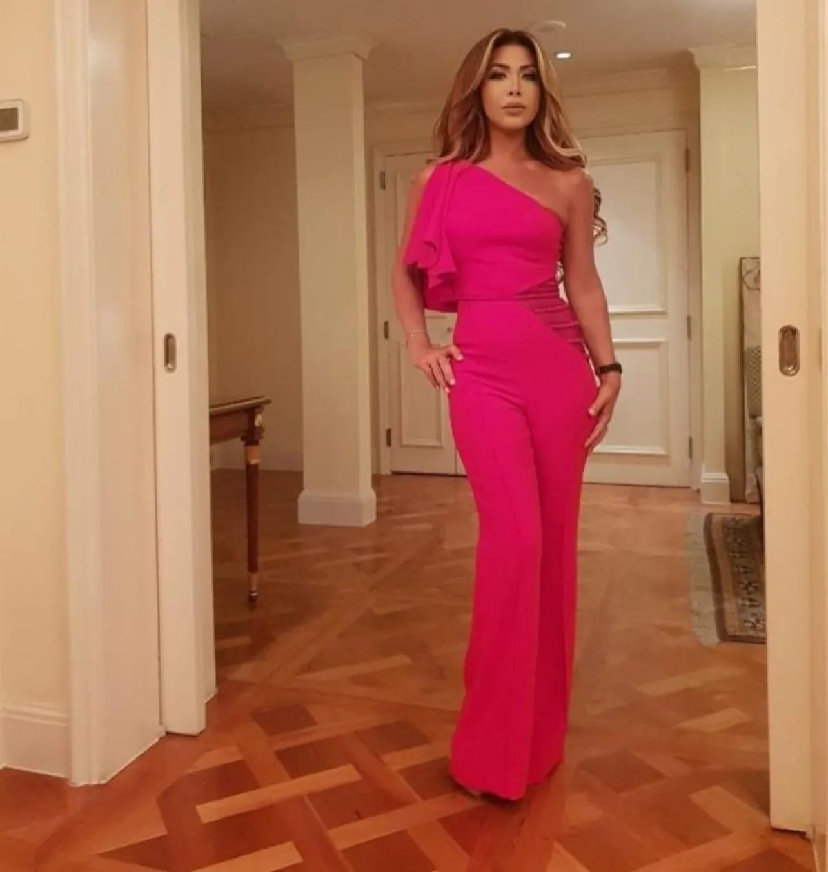 نوال الزغبي في جمبسوت باللون الفوشيا