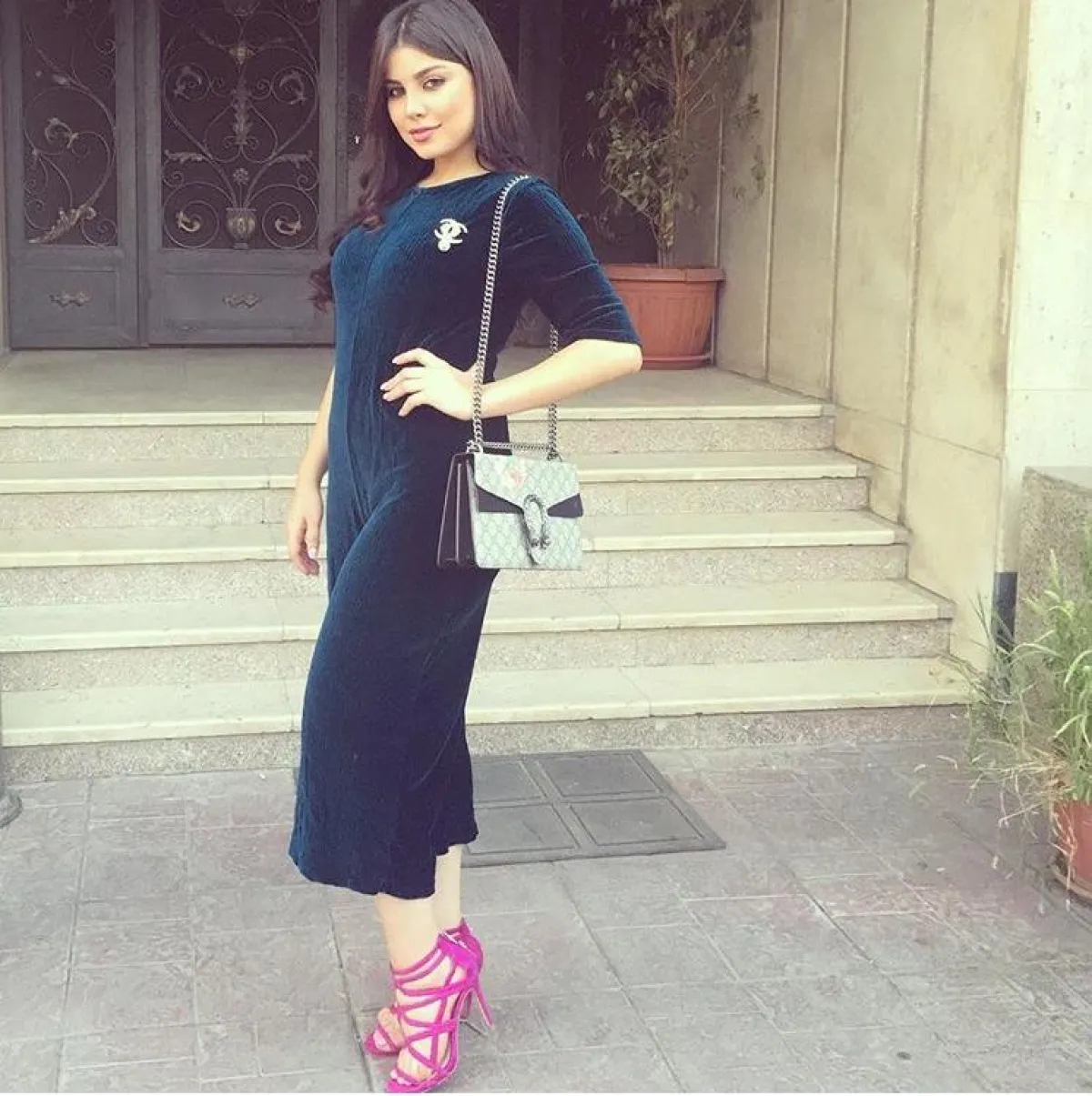 حنان الخضر في جمبسوت من المخمل الزيتي