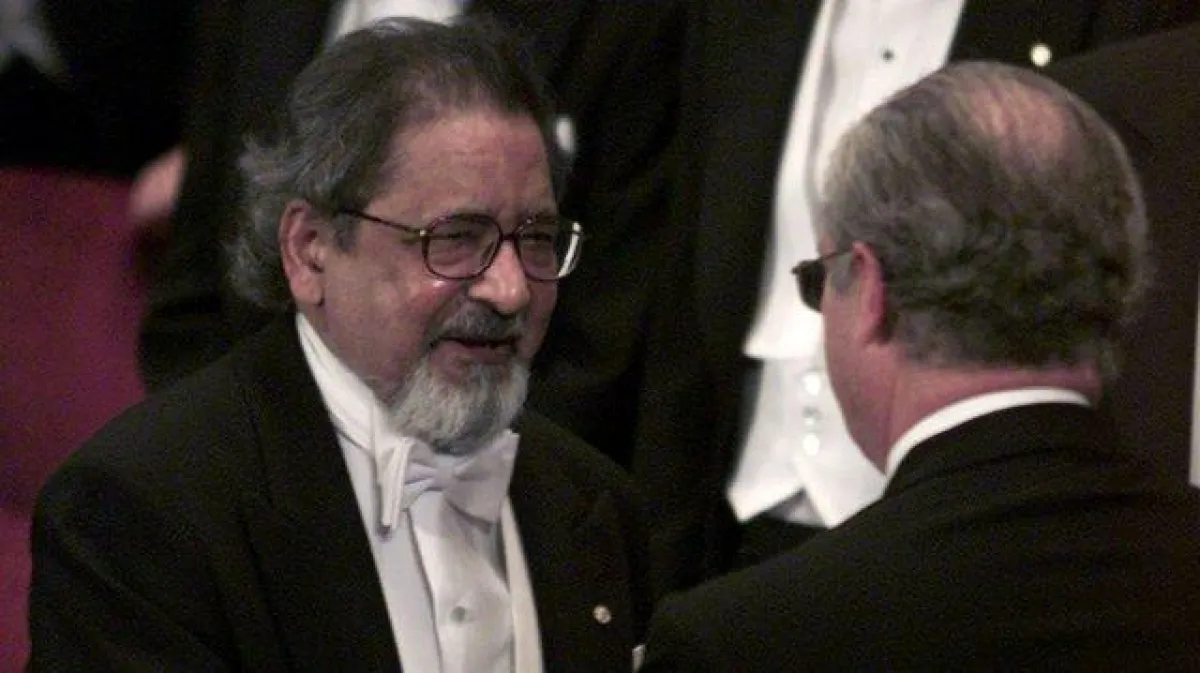 نال جوائز عديدة من أبرزها نوبل وبوكر.jpg