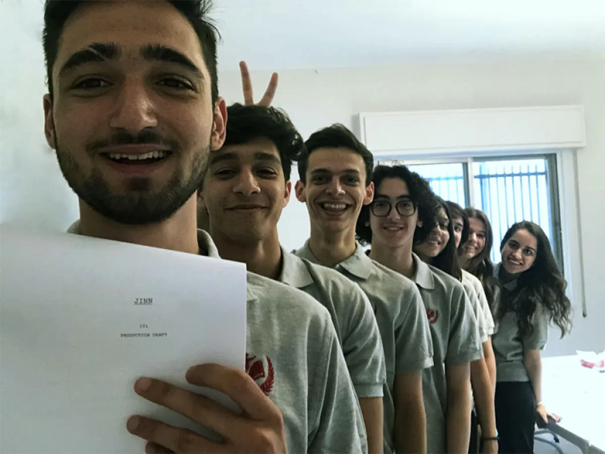 الممثلين الشباب المشاركين في العمل.jpg