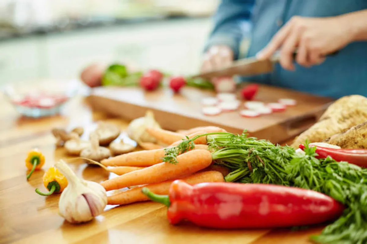 غسل الفواكه والخضروات قبل تناولها.jpg