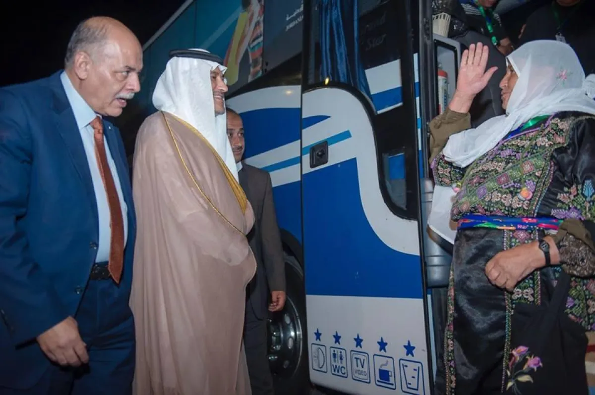 سفير المملكة بتوديع الحجاج الفلسطينيين.jpg