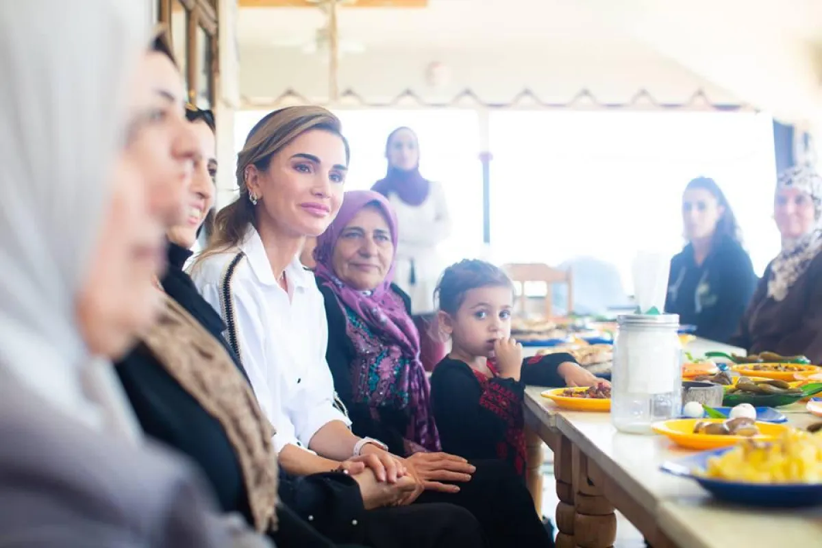 تحدثت الملكة رانيا مع مجموعة من السيدات المستفيدات عن دور الجمعية.jpg