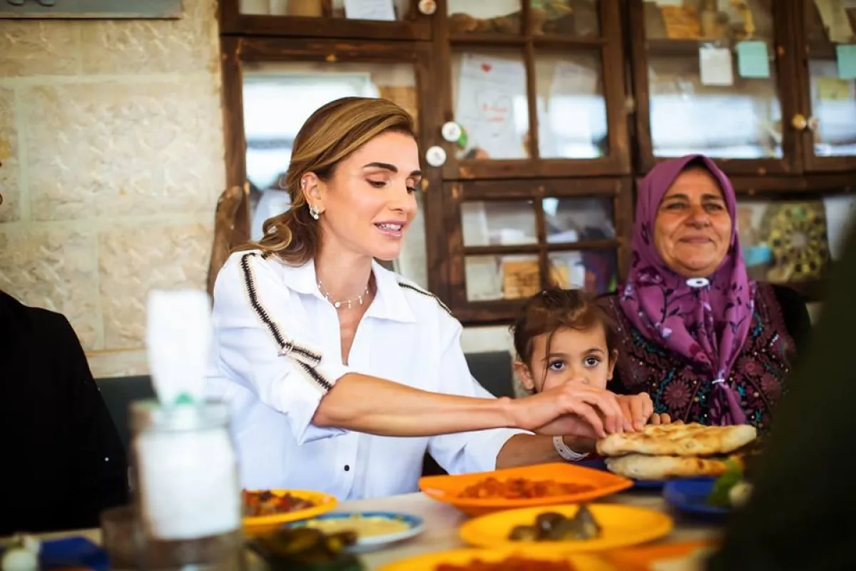 من زيارة الملكة رانيا ولقائها مع سيدات جمعية كفاح التعاونية.jpg